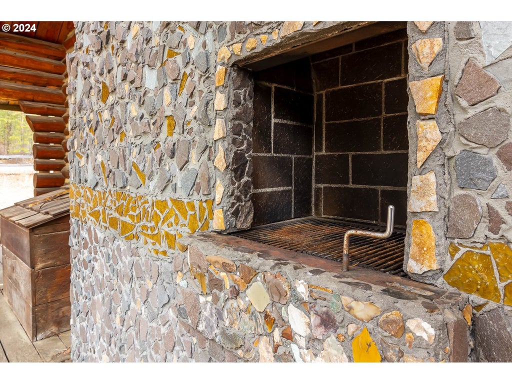 18009 Hwy 58, Crescent Lake OR Crescent Lake Log Cabin Homes For Sale