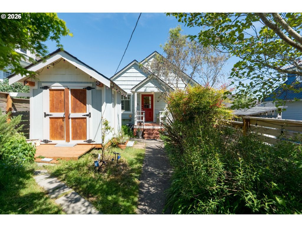 1374 Parker Pl, Astoria