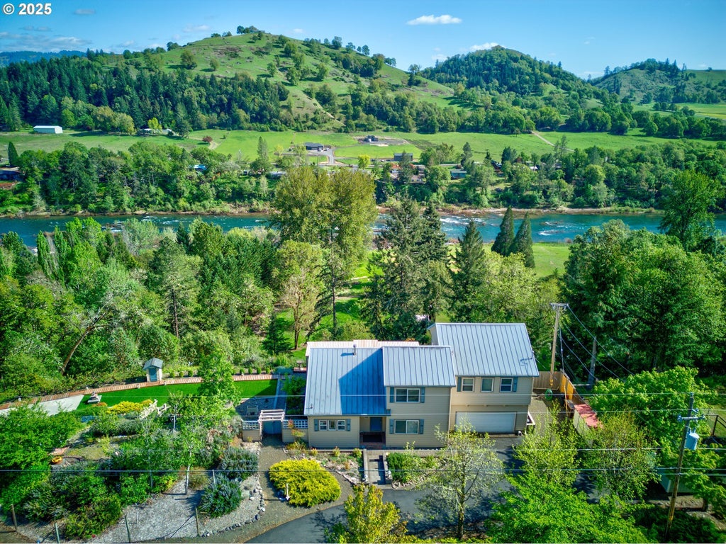 14115 N Bank Rd, Roseburg