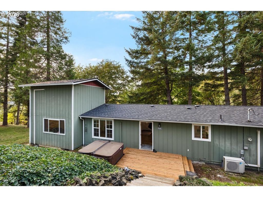 225 Fox Ln, Roseburg
