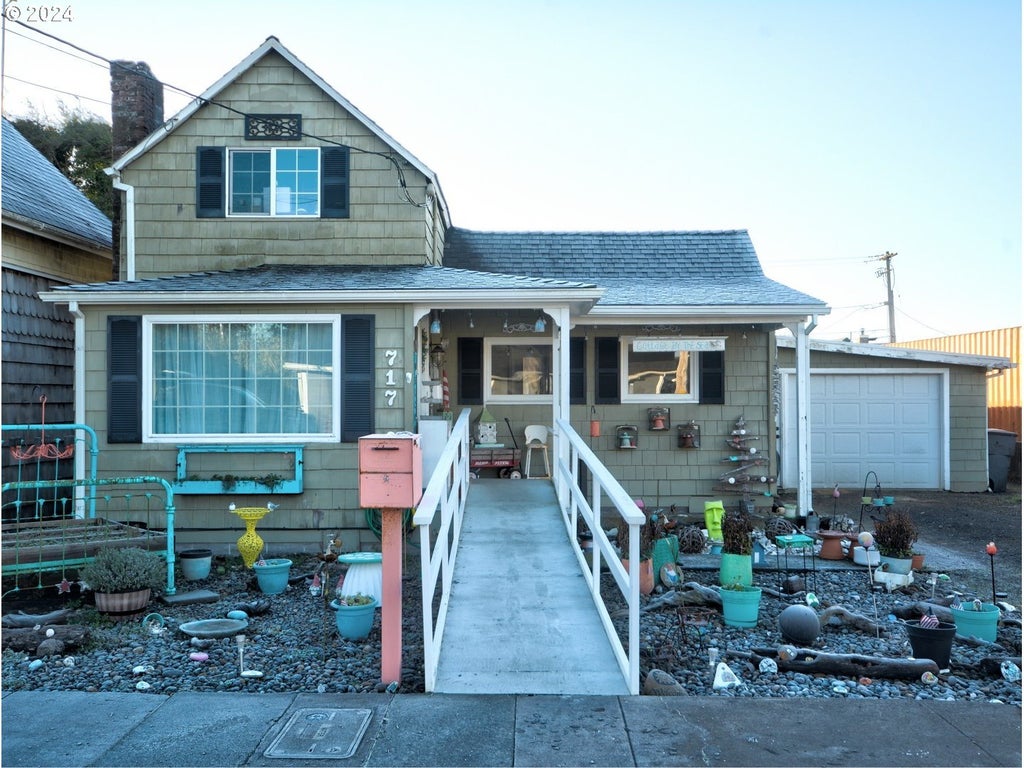 717 12th Ave, Seaside