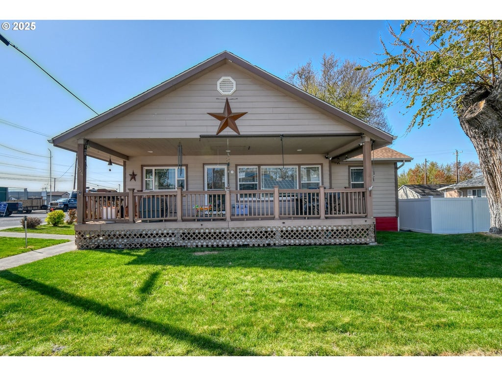 454 E Main St, Athena