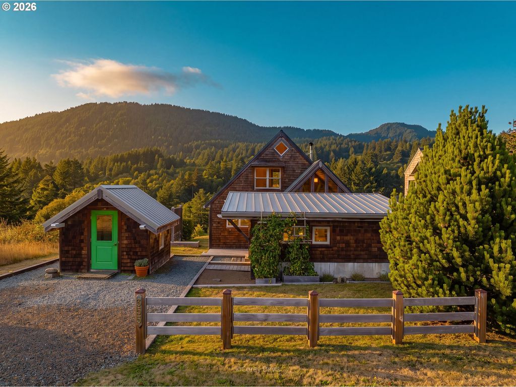 355 University Ave, Manzanita