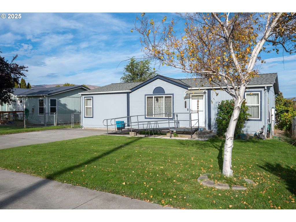 2957 W 10th St, The Dalles