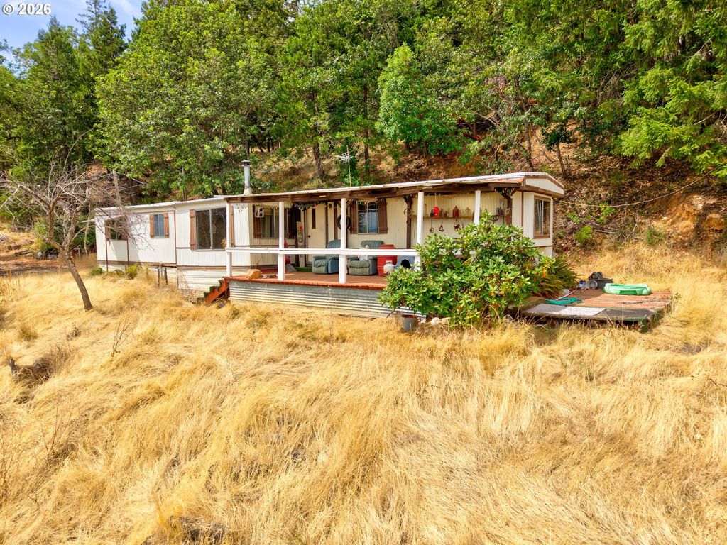 900 Mulberry Ln, Roseburg