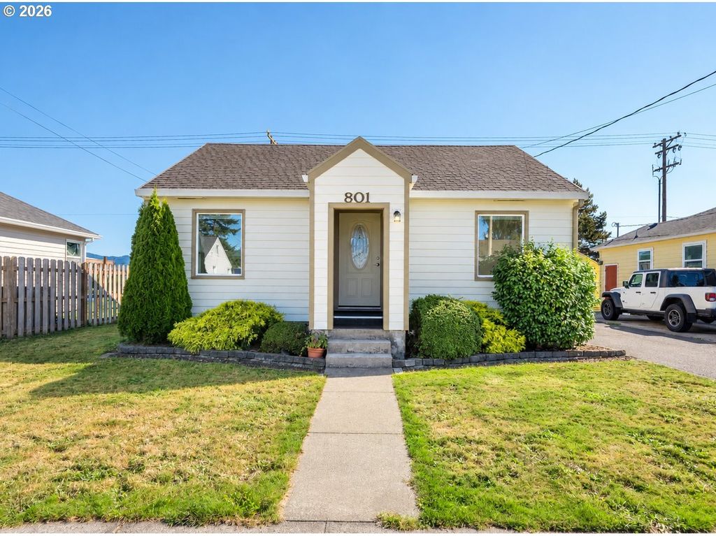 801 Manor Pl, Tillamook