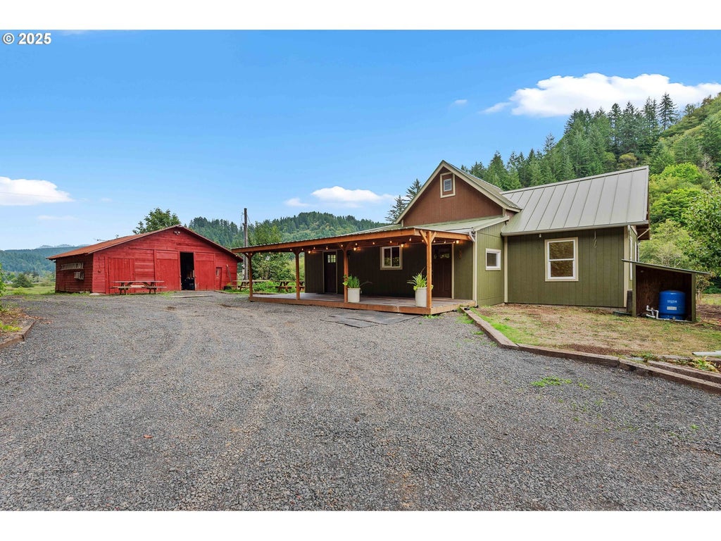 769 Deans Creek Rd, Reedsport