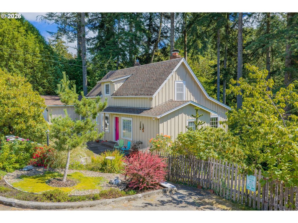 905 E 1st St, Coquille