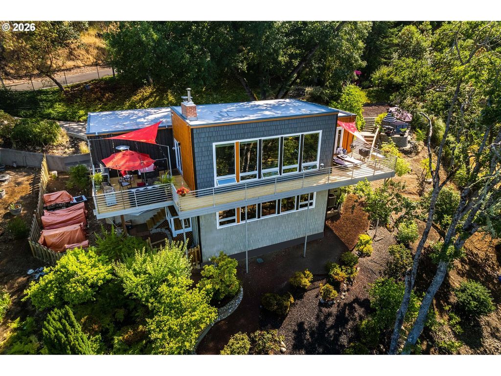 1425 Ne Hillview Ct, Roseburg