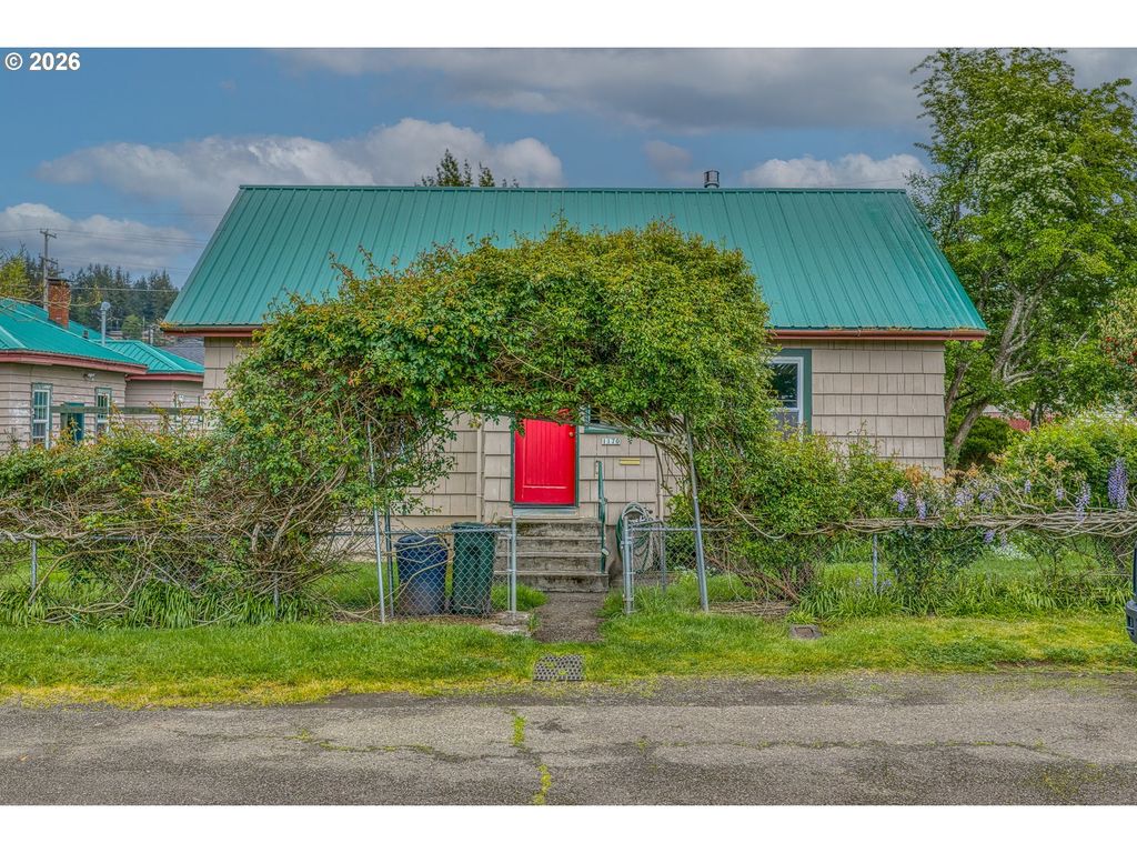 1170 N Baxter St, Coquille