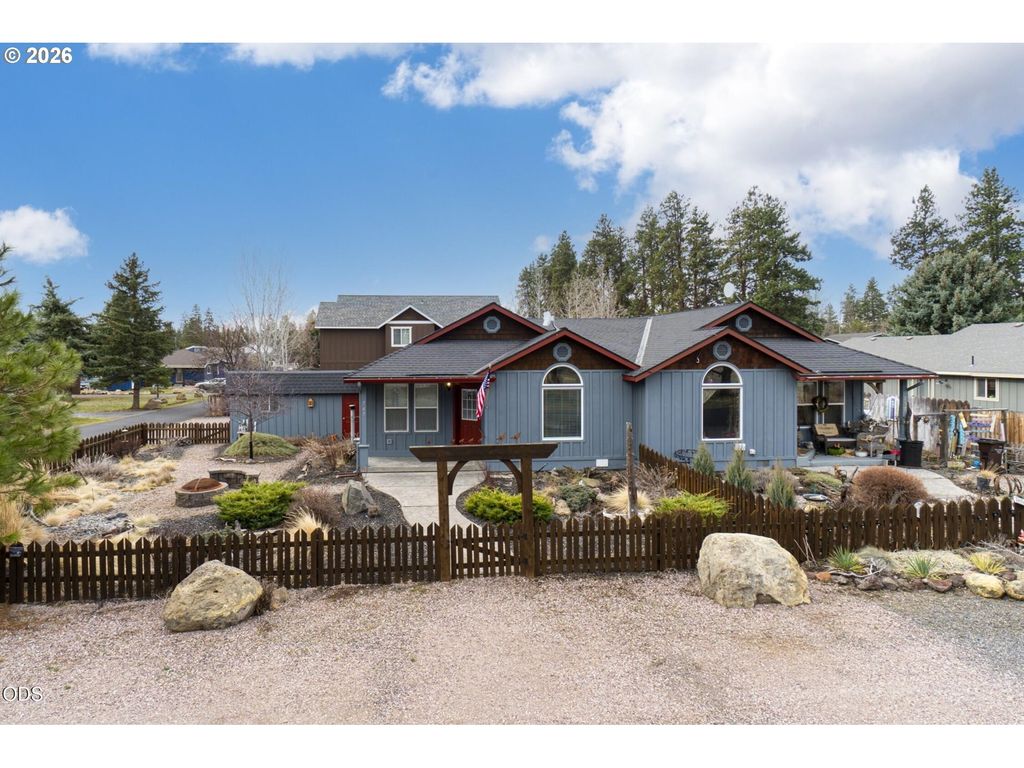 747 E Black Butte Ave, Sisters