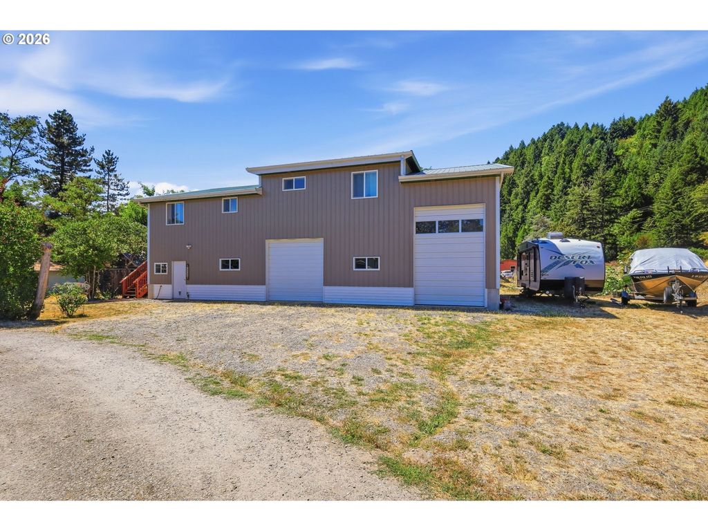 76566 Davis Rd, Oakridge