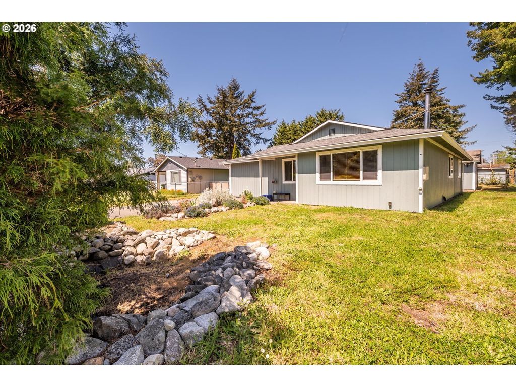 1135 1st St Ne, Bandon