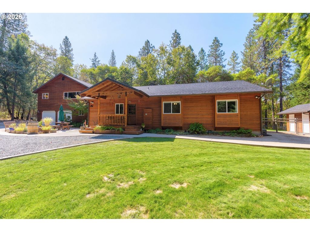 737 Pinecrest Dr, Grants Pass