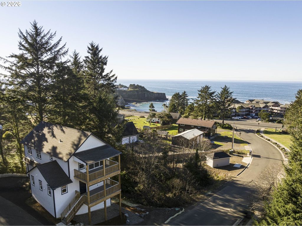 640 Lillian Ln, Depoe Bay