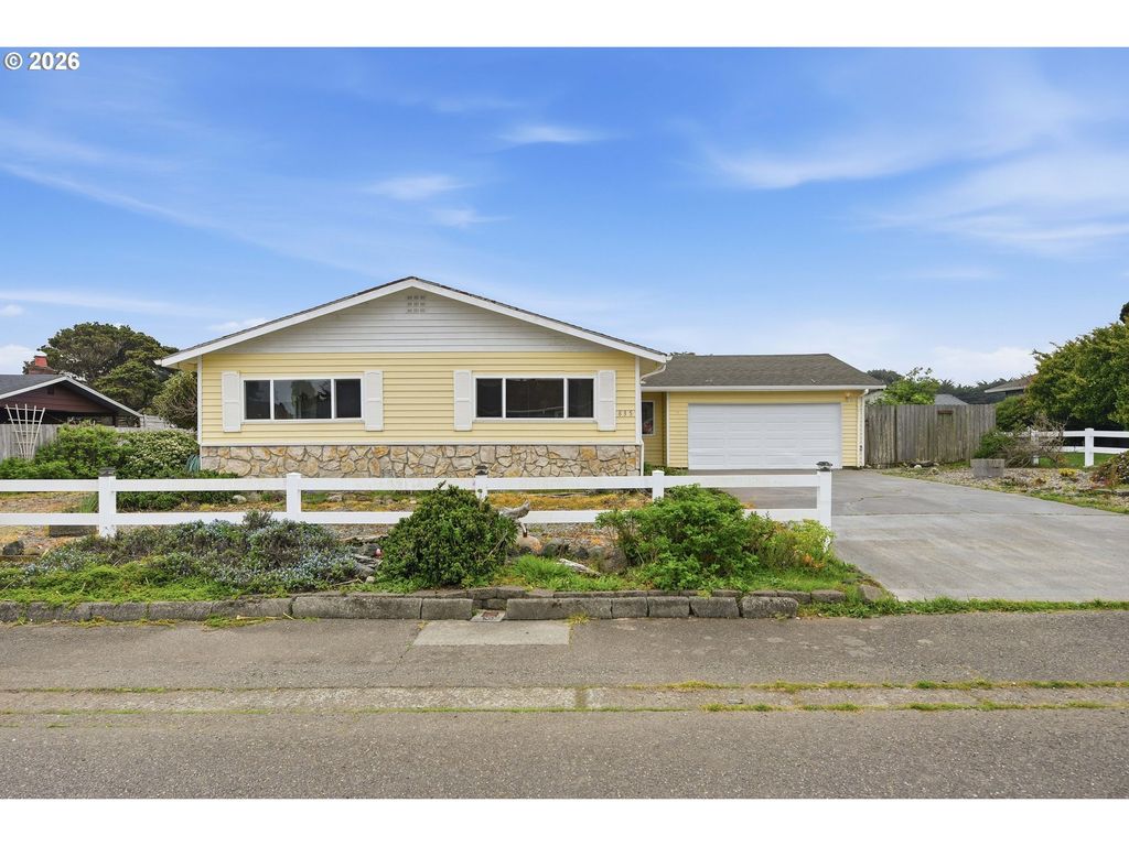 835 12th St, Bandon