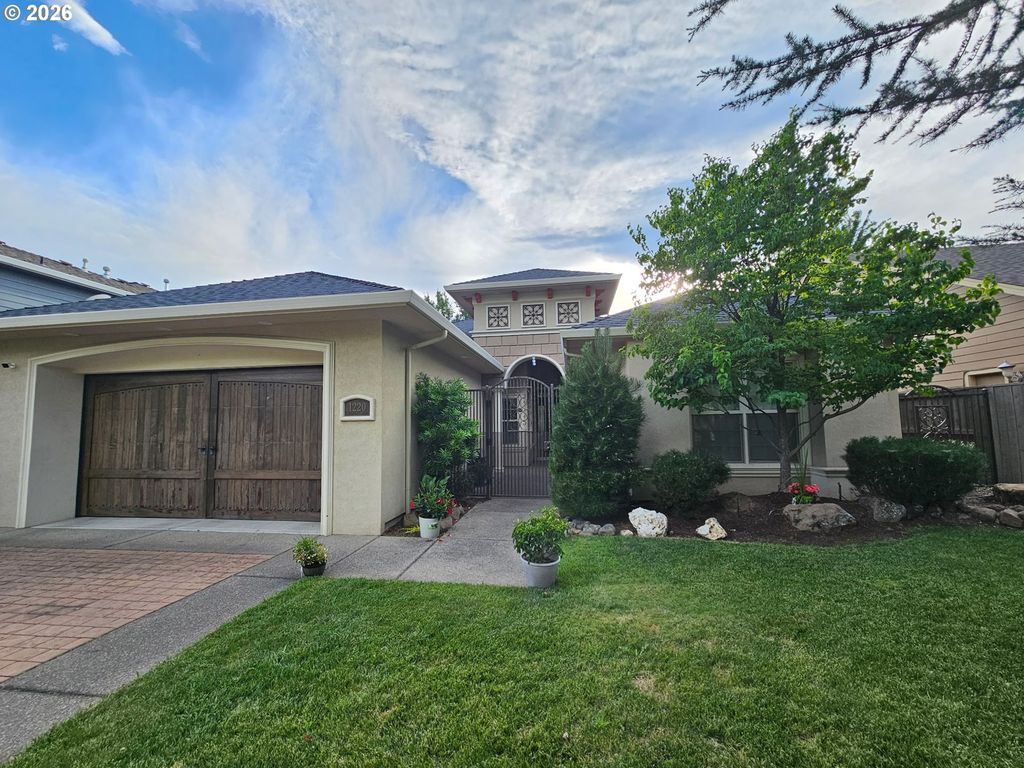 1220 Stonegate Dr, Medford