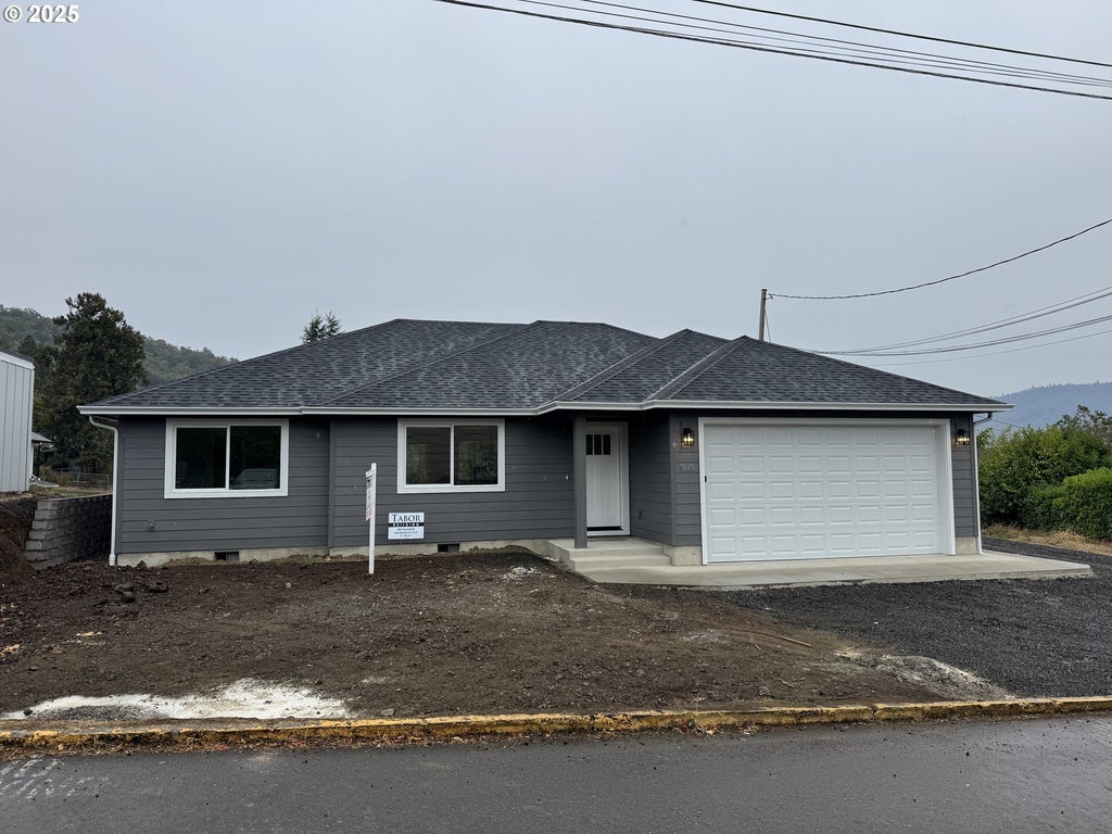 1025 Ne Klamath Ave, Roseburg