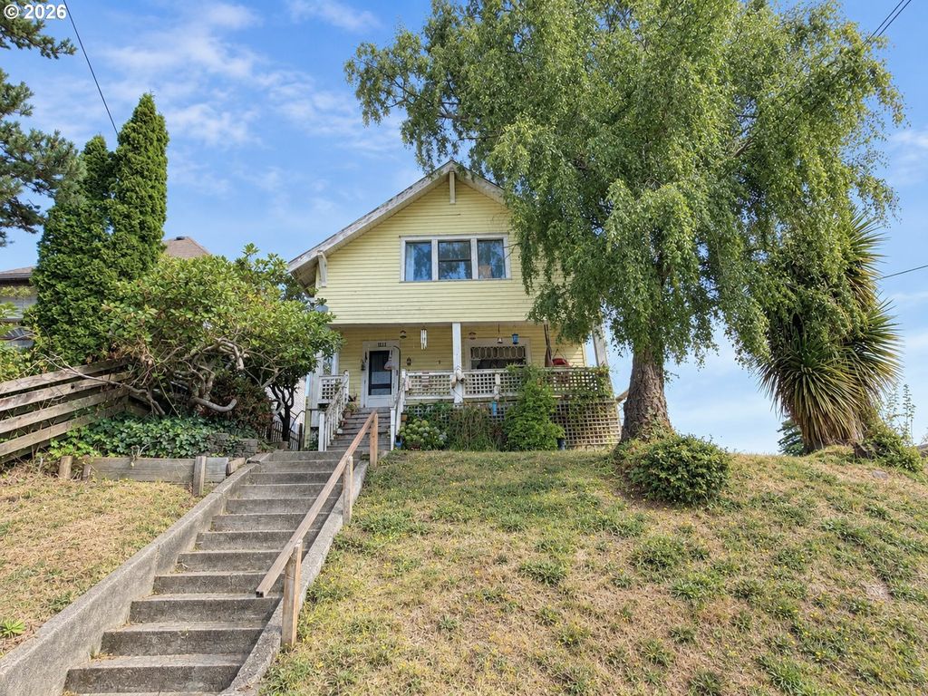 414 Hall Ave, Coos Bay