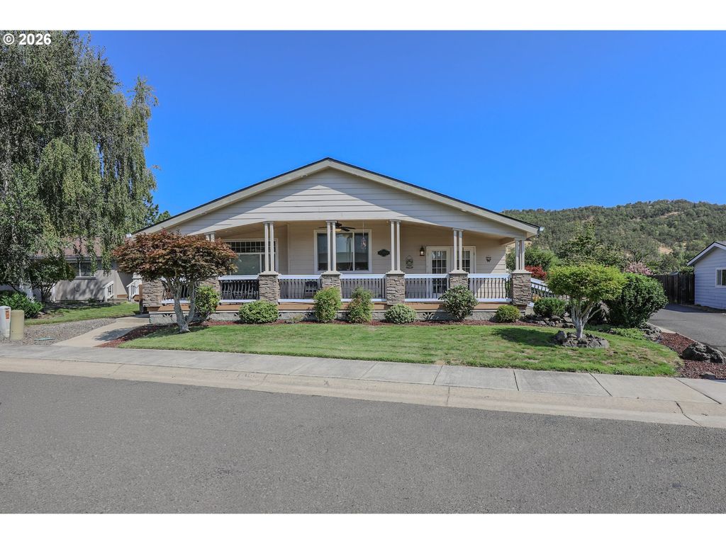 136 Jacob Hale Way, Roseburg