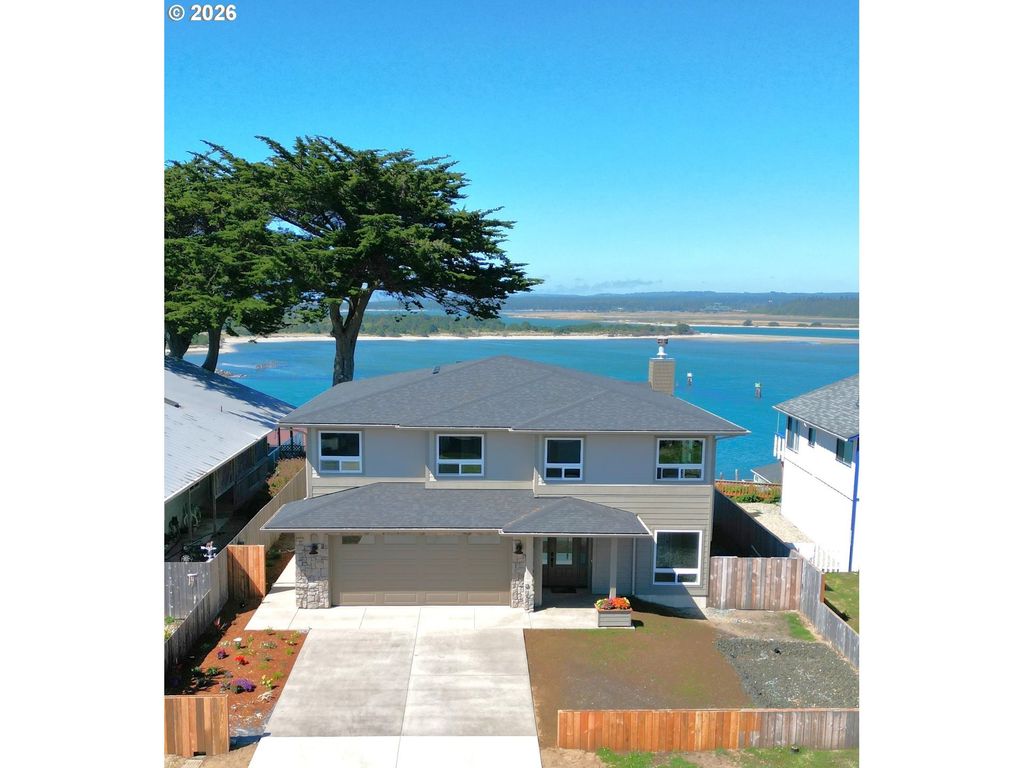 360 2nd St, Bandon