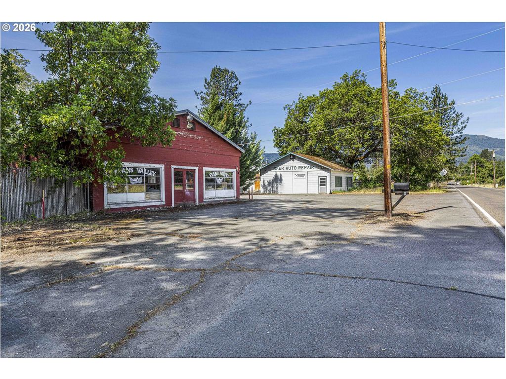 8622 E Evans Creek Rd, Rogue River