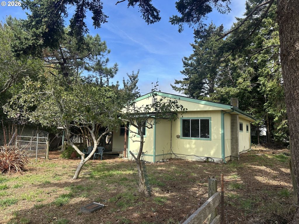 628 W 13th St, Port Orford