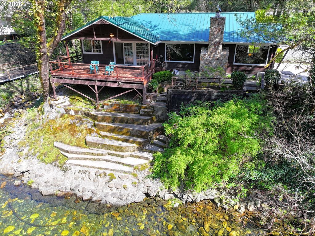 1008 Winchuck River Rd, Brookings