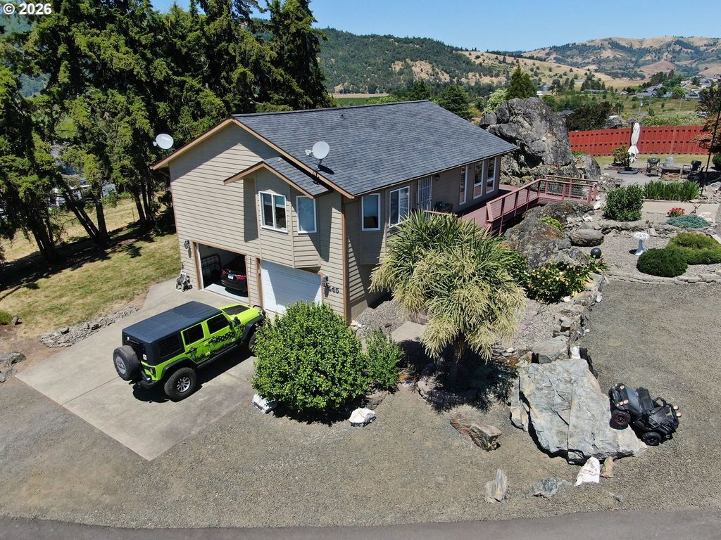 445 Rolling Hills Rd, Roseburg