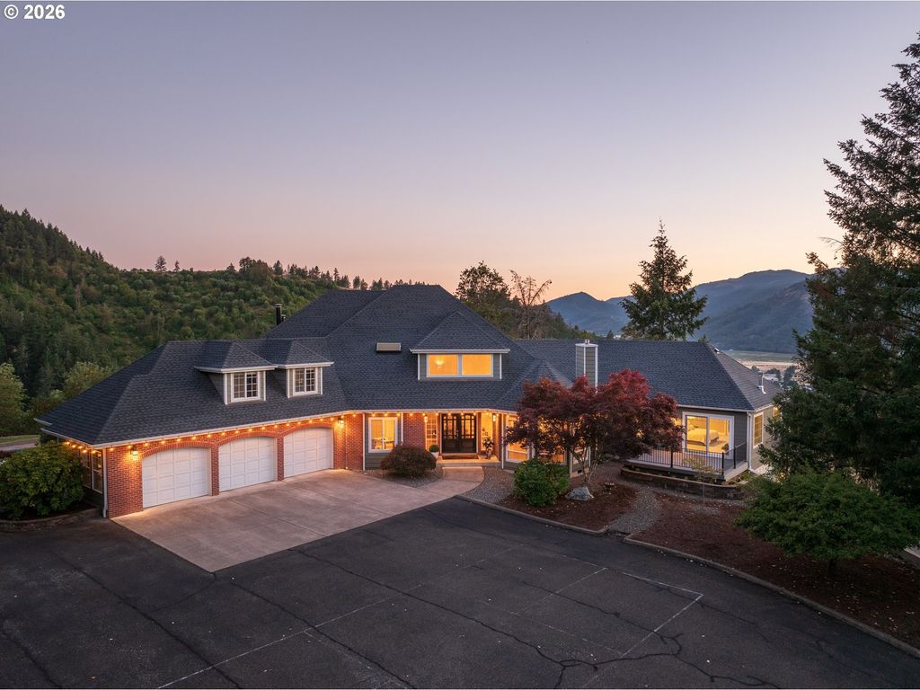317 Aker Dr, Myrtle Creek