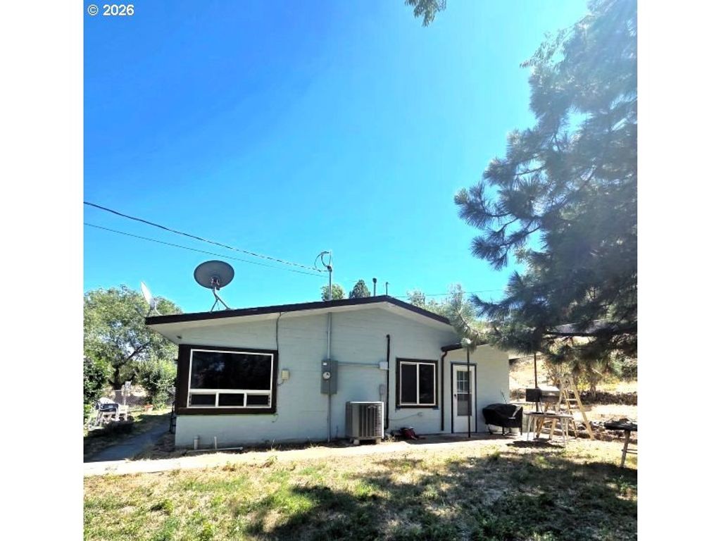 1070 Main St, Arlington