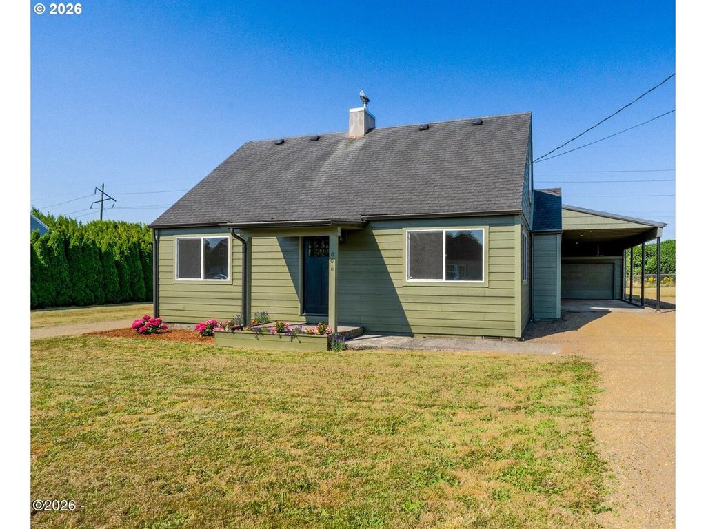606 Evergreen Dr, Tillamook
