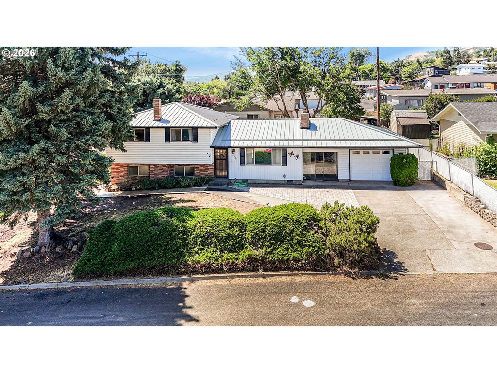 1004 Maple St, The Dalles