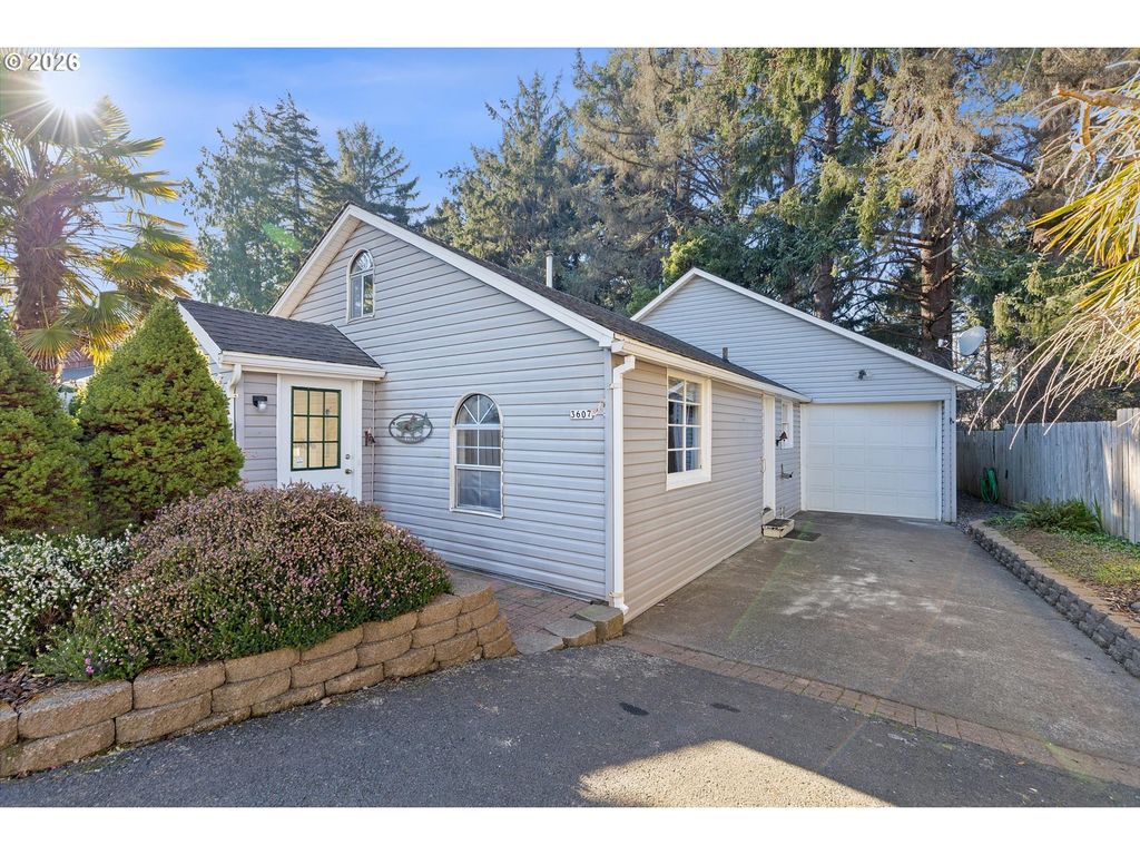 3607 Nw Port Ave, Lincoln City