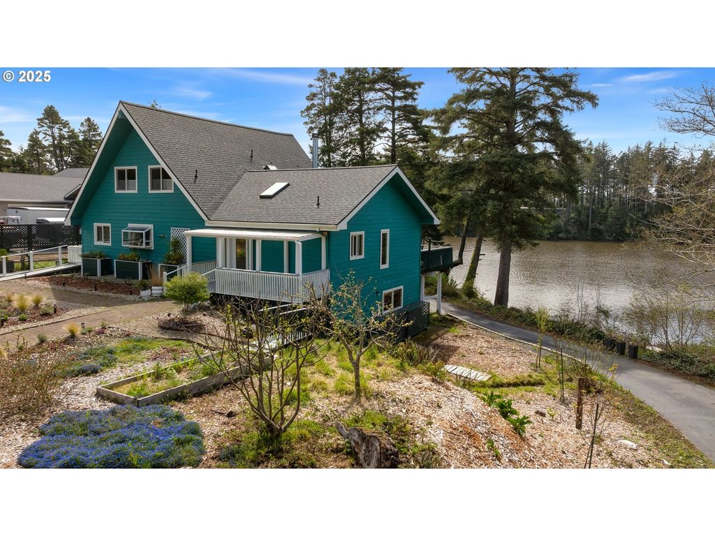 53461 Safe Rd, Bandon