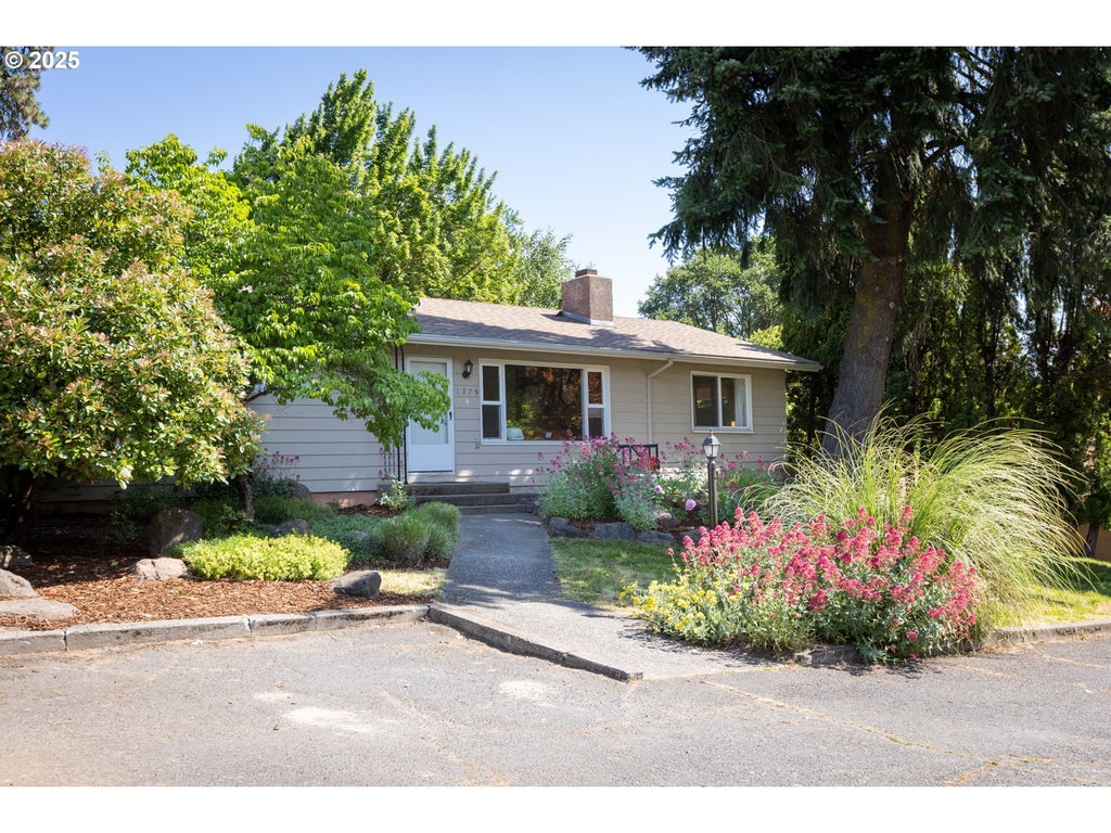 1379 Tucker Rd, Hood River