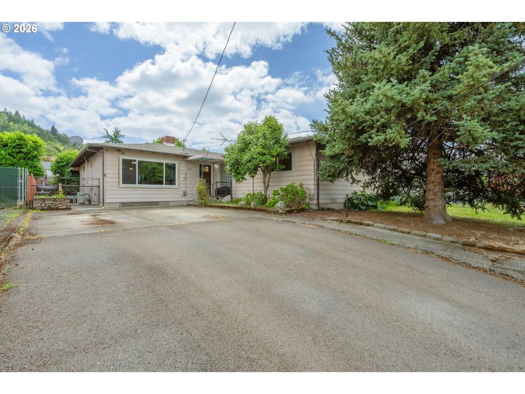 2843 W Sanders Ave, Roseburg
