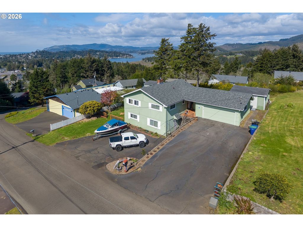 1636 Se Oar Dr, Lincoln City