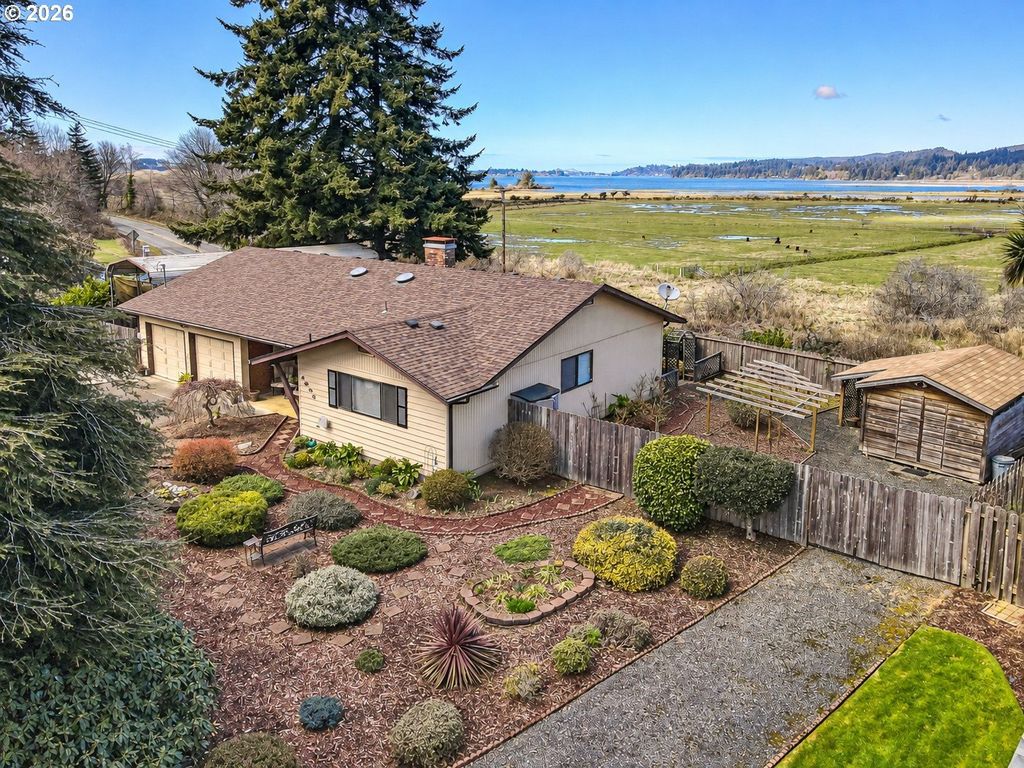 1605 Applewood Dr, Coos Bay