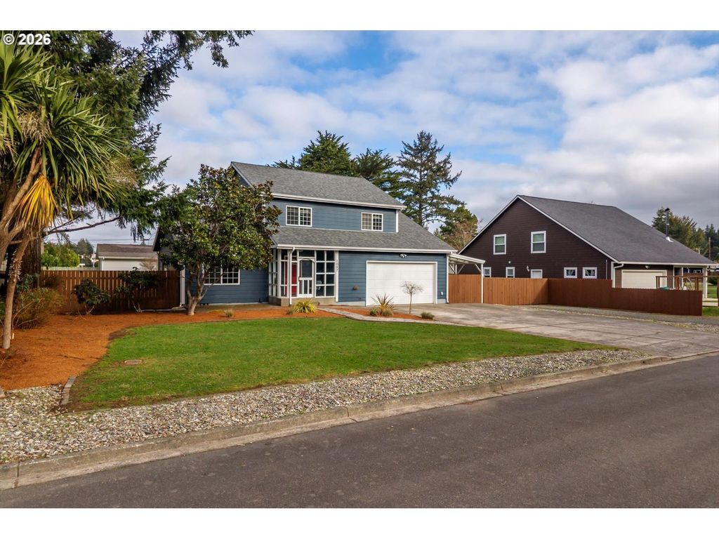 1057 4th St Se, Bandon