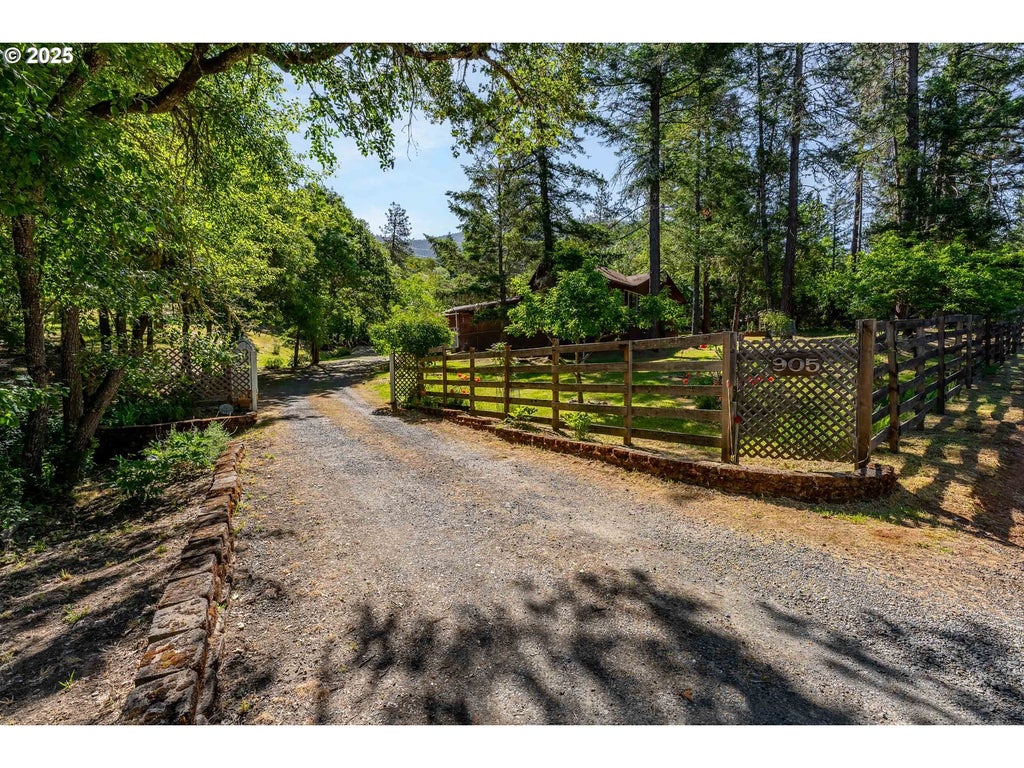 905 Summit Loop, Grants Pass