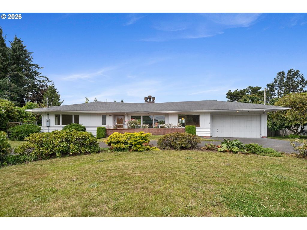 2418 1st St, Tillamook