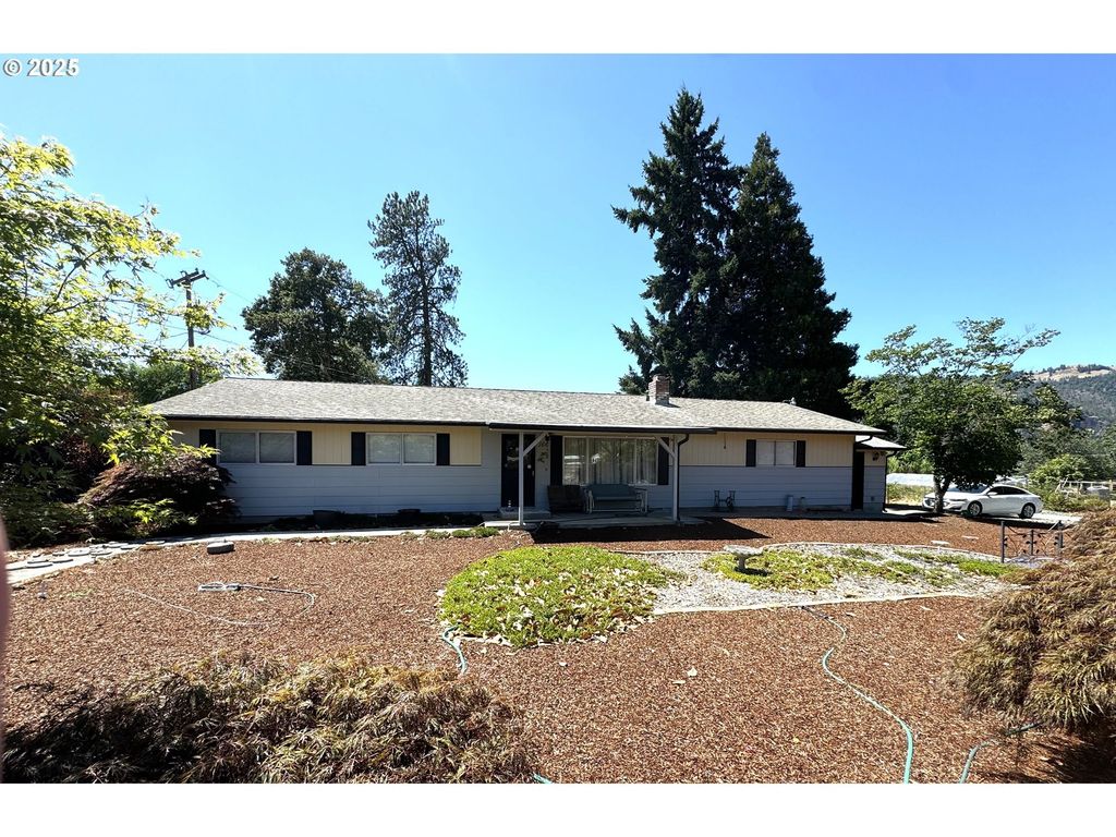 166 Peacock Ln, Myrtle Creek