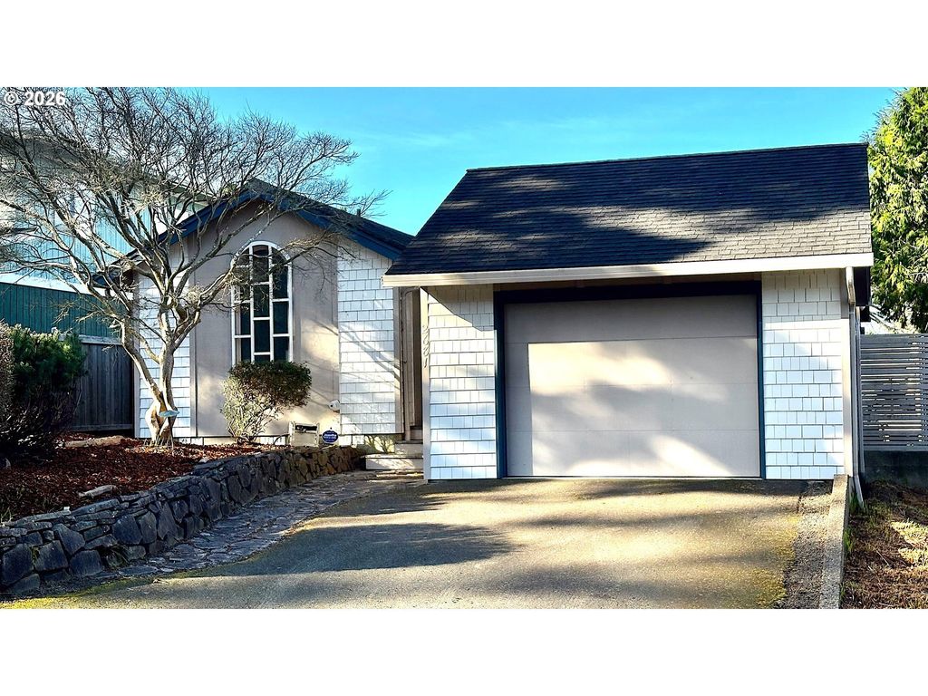 2681 Nw Mast Ave, Lincoln City