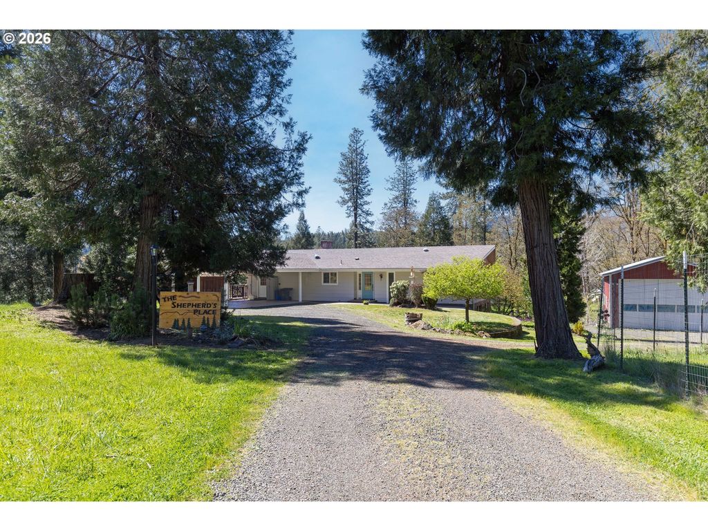135 Champagne Dr, Roseburg