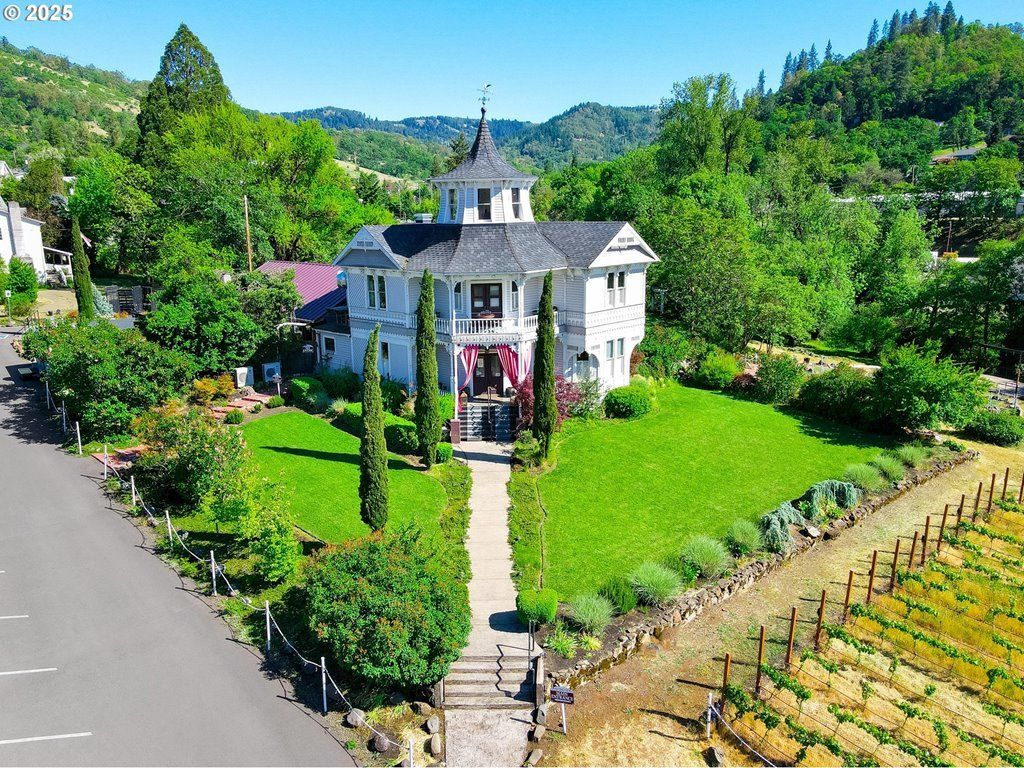 1772 Se Jackson St, Roseburg