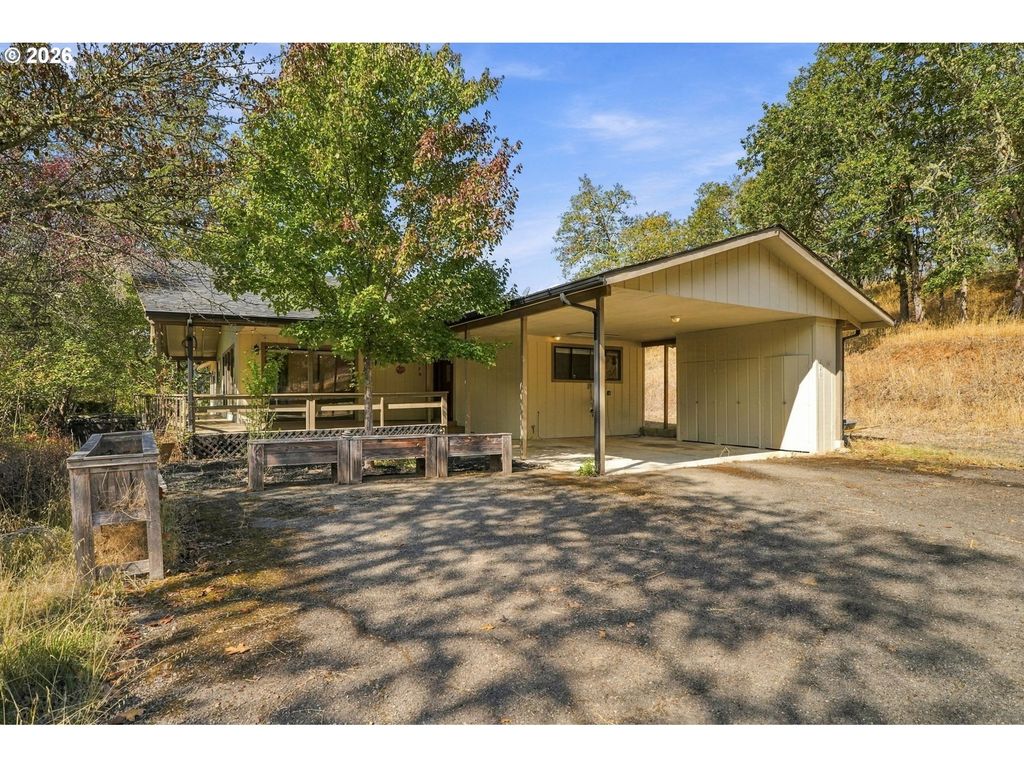 120 Fox Ln, Roseburg