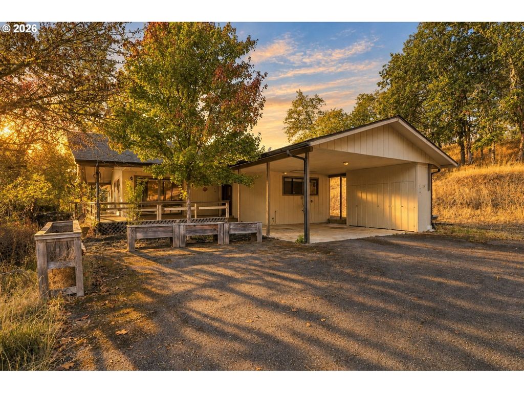 120 Fox Ln, Roseburg