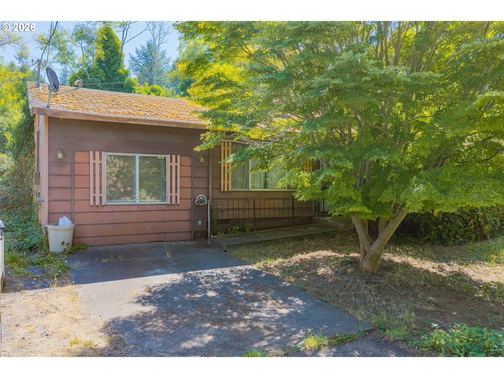 190 N Vernon St, Coquille