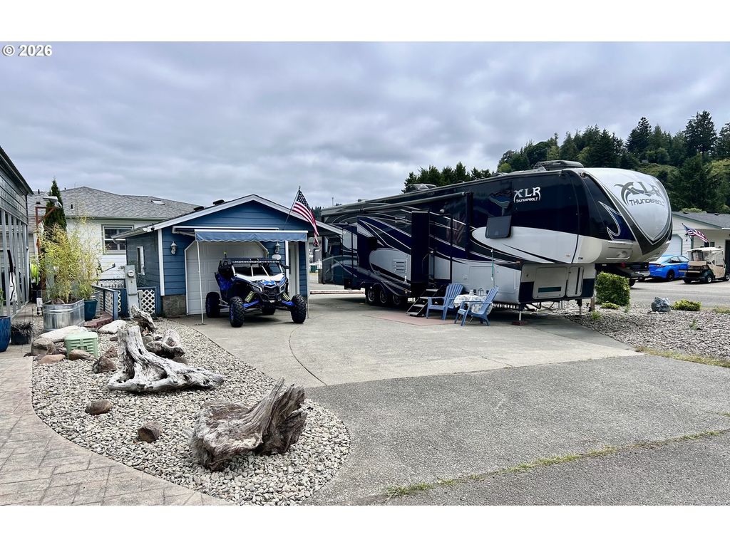 3 Pond Ln, Lakeside